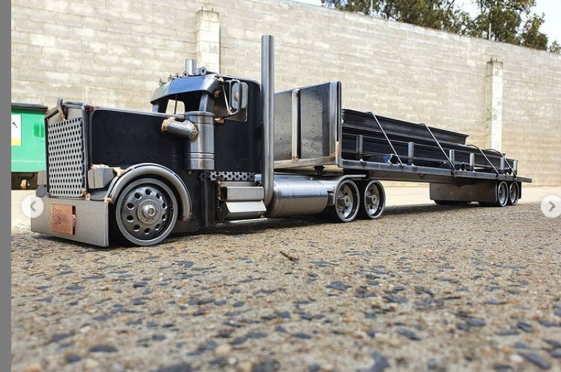 Peterbilt 389 Truck Model Metal Kafa ve Yük Taşıma Kasası